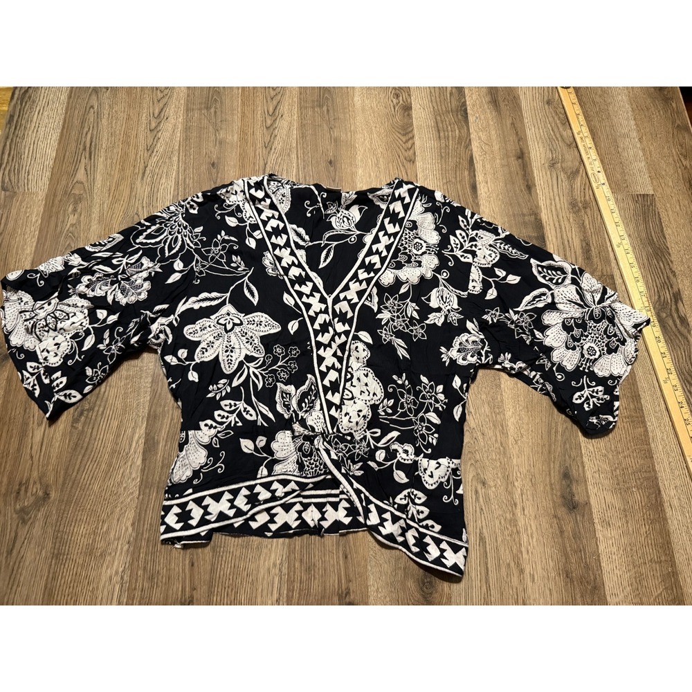 Lola P. Blouse Women Large Black White Kimono Sleeve Floral Boho Excellent